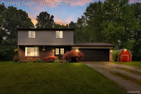 2700 N Hickory Ln, Brandon, MI 48371