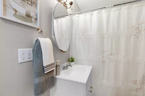 Bath - 6310 Duncan St, Taylor, MI 48180 photo 1 of 2