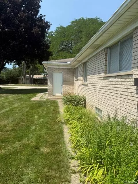 25544 Filmore Pl, Southfield, MI 48075