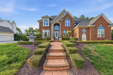 2291 Lake Ridge Dr, Grand Blanc, MI 48439