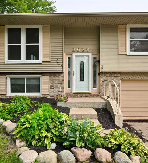 2939 Winter Dr, Troy, MI 48083
