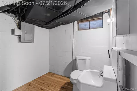 Bath - 1815 E 2nd St, Flint, MI 48503 photo 4 of 4
