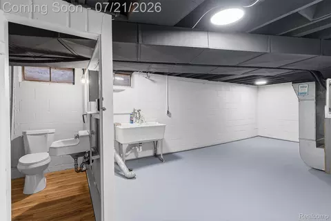 Bath - 1815 E 2nd St, Flint, MI 48503 photo 3 of 4