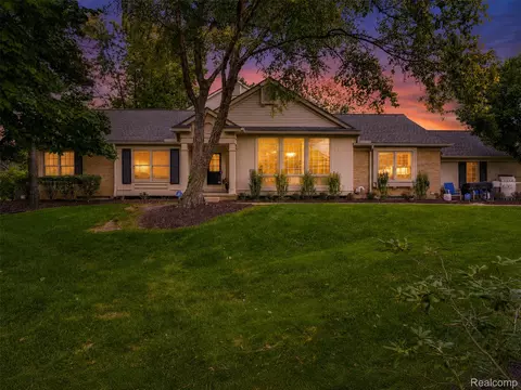 6012 Danbury Ct, West Bloomfield, MI 48322