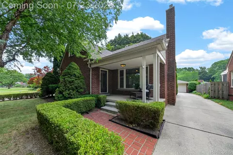 2925 Bembridge Rd, Royal Oak, MI 48073
