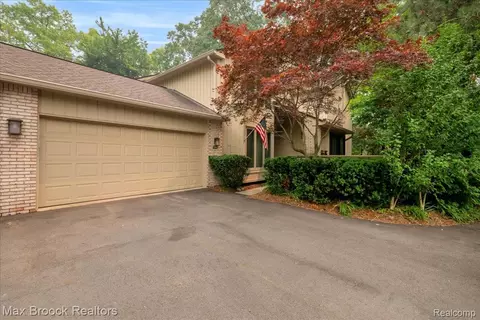 1180 Glenpointe Ct, Bloomfield Hills, MI 48304