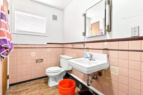 Bath - 9735 Dolan Rd, Columbus, MI 48063 photo 4 of 7
