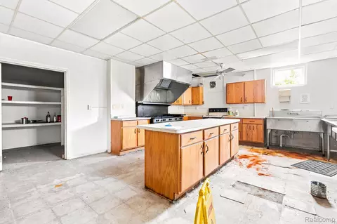 Kitchen - 9735 Dolan Rd, Columbus, MI 48063 photo 4 of 5