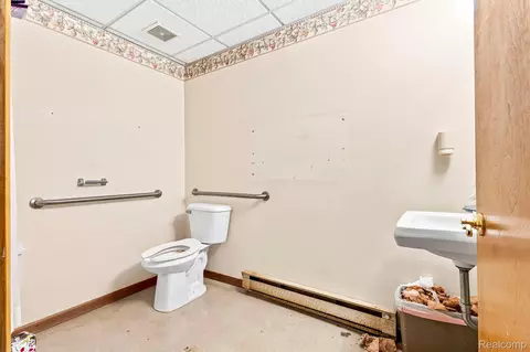 Bath - 9735 Dolan Rd, Columbus, MI 48063 photo 5 of 7