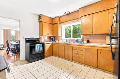 Kitchen - 9735 Dolan Rd, Columbus, MI 48063 photo 2 of 5