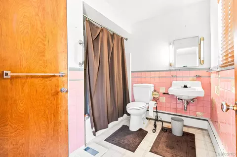 Bath - 9735 Dolan Rd, Columbus, MI 48063 photo 1 of 7