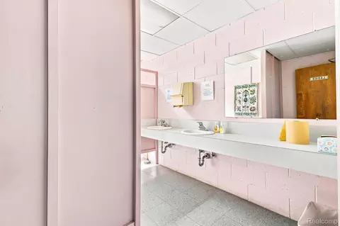 Bath - 9735 Dolan Rd, Columbus, MI 48063 photo 6 of 7