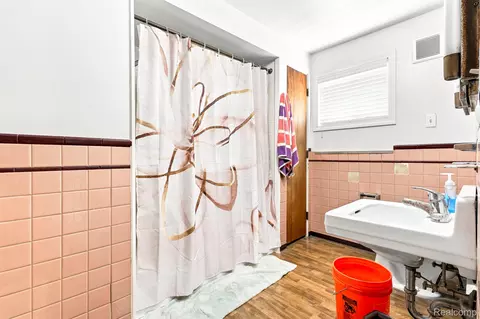 Bath - 9735 Dolan Rd, Columbus, MI 48063 photo 3 of 7
