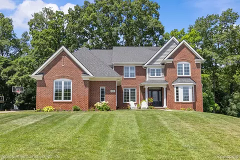 578 Red Bank Dr, White Lake, MI 48386