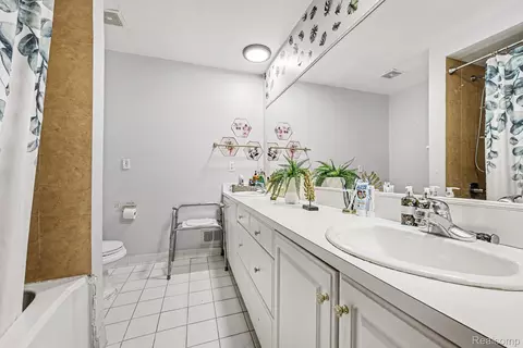 Bath - 37400 Hacker Dr, Sterling Heights, MI 48310 photo 2 of 3