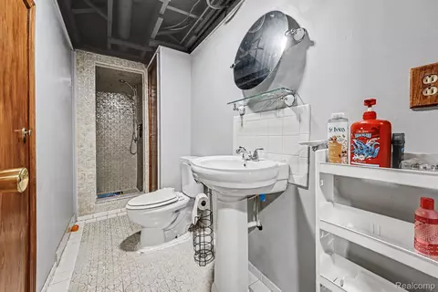 Bath - 37400 Hacker Dr, Sterling Heights, MI 48310 photo 3 of 3