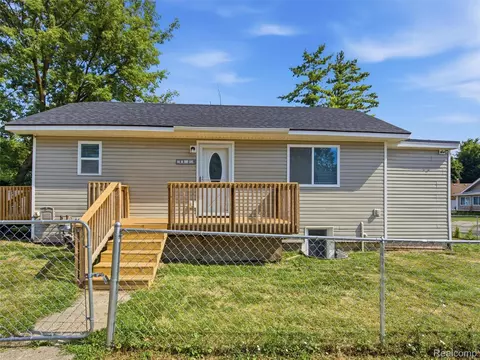 84 W End Ave, Waterford, MI 48328