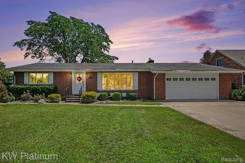 49750 Nautical Dr, Chesterfield, MI 48047