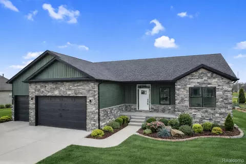 7246 Geraldine Cir, Swartz Creek, MI 48473