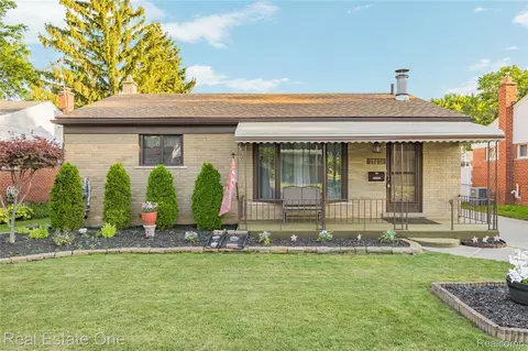 21436 Parkway St, Saint Clair Shores, MI 48082
