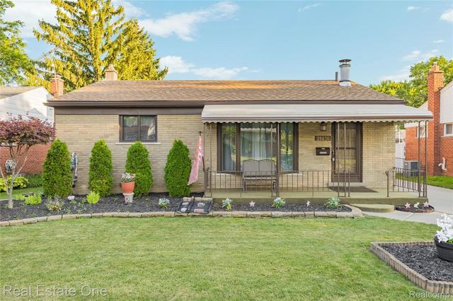 21436 Parkway St, Saint Clair Shores, MI 48082