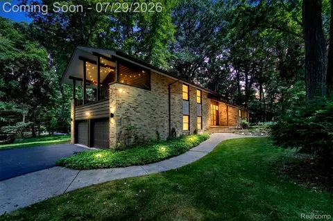 7388 Lindenmere Dr, Bloomfield Hills, MI 48301