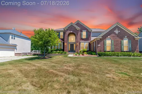 6423 Moonstone Dr, Grand Blanc, MI 48439