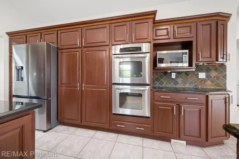 Kitchen - 8922 Mcclements Rd, Brighton, MI 48114 photo 2 of 5