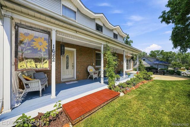 1642 Delmonte St, Wolverine Lake, MI 48390