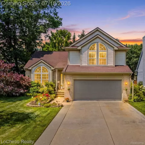 321 Forestview Dr, Waterford, MI 48327