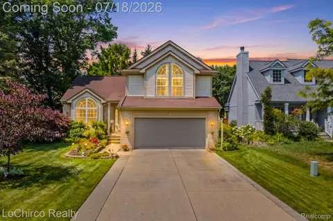 321 Forestview Dr, Waterford, MI 48327