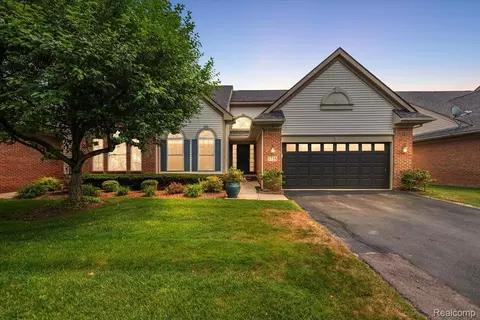 1735 Treyborne Cir, Commerce, MI 48390