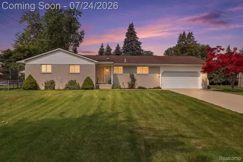 38475 Manchester St, Clinton Township, MI 48036
