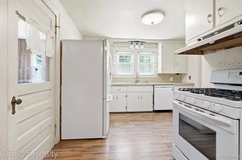Kitchen - 13599 S Huron River Dr, Romulus, MI 48174 photo 2 of 2