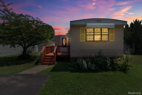 351 N Squirrel Rd #252, Auburn Hills, MI 48326