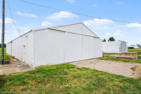 Exterior - 3105 E Dodge Rd, Thetford, MI 48420 photo 2 of 8