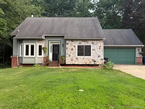 8819 Woodshire Dr, White Lake, MI 48386