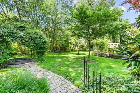 Exterior - 1023 Buckingham Rd, Grosse Pointe Park, MI 48230 photo 6 of 8