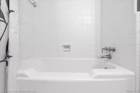 Bath - 1023 Buckingham Rd, Grosse Pointe Park, MI 48230 photo 5 of 5