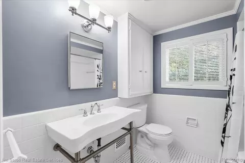 Bath - 1023 Buckingham Rd, Grosse Pointe Park, MI 48230 photo 4 of 5