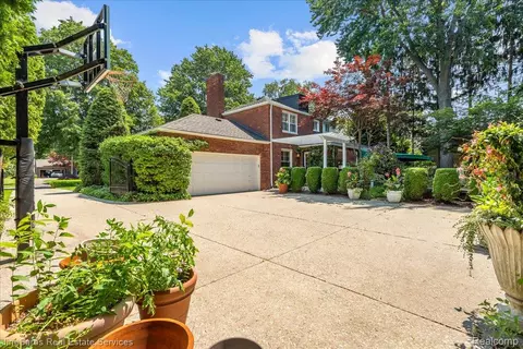 Exterior - 1023 Buckingham Rd, Grosse Pointe Park, MI 48230 photo 4 of 8