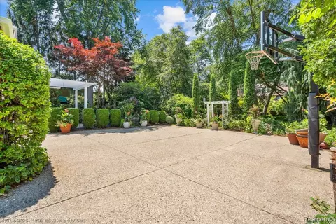 Exterior - 1023 Buckingham Rd, Grosse Pointe Park, MI 48230 photo 5 of 8
