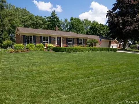 4923 Dusk Dr, Shelby Township, MI 48316