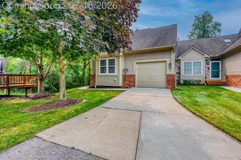 41993 Arrowhead Dr, Novi, MI 48377
