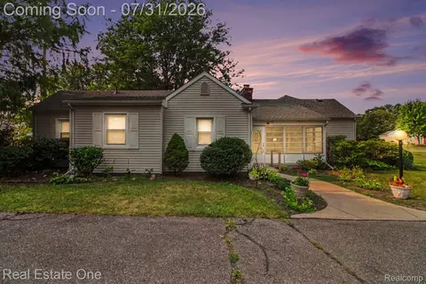 9116 Hix Rd, Livonia, MI 48150