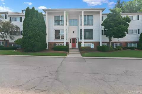 424 Baldwin Ave #81, Rochester, MI 48307
