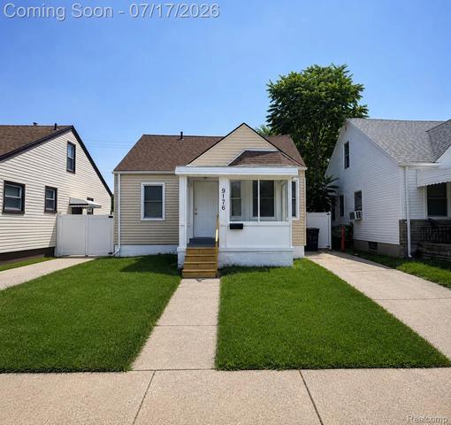 9176 Winthrop St, Detroit, MI 48228