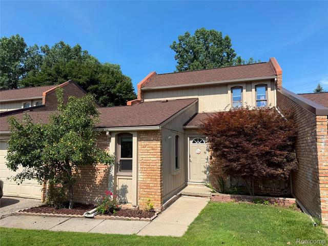 2910 Moon Lake Dr, West Bloomfield, MI 48323