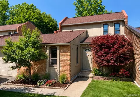2910 Moon Lake Dr, West Bloomfield, MI 48323
