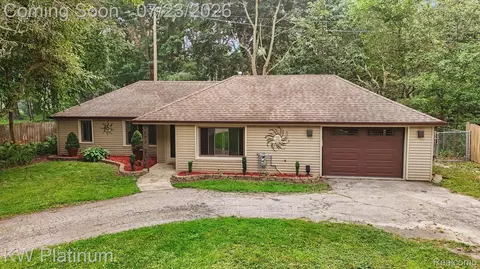 4885 Lakeshore Rd, Fort Gratiot, MI 48059